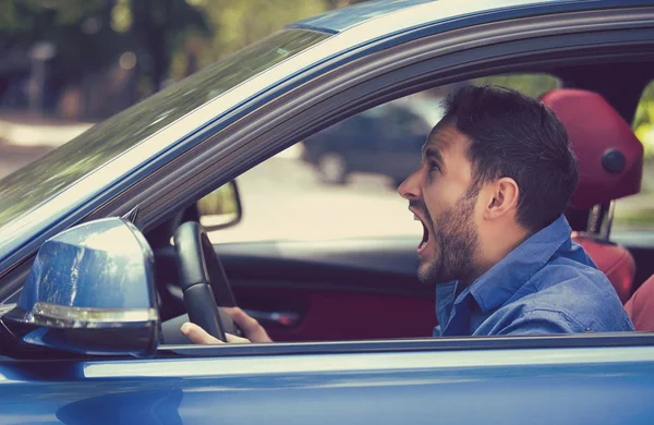 Seitenprofil wütender Fahrer. Negative menschliche Emotionen — Stockfoto