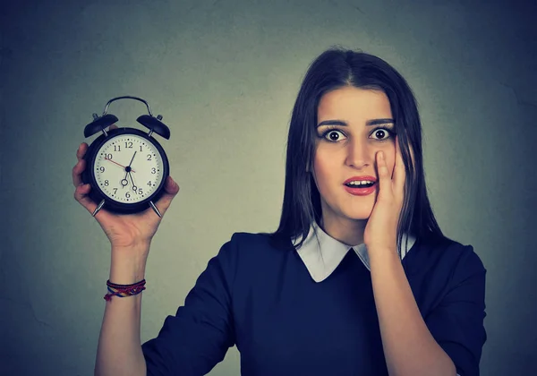 Mujer joven y ansiosa con despertador. Concepto de presión temporal —  Fotos de Stock