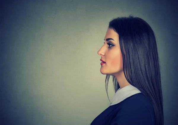 Perfil lateral de uma jovem mulher — Fotografia de Stock