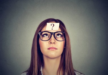 soru işareti olan düşünme kadın 
