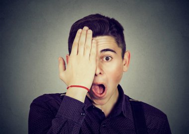 Şaşırmış adam gözünü el ile kaplama 