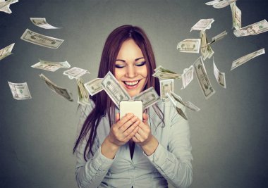 ekran uzak uçan para ile akıllı telefon kullanan kadın