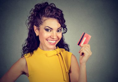 Kredi kartı tutan mutlu kadın.