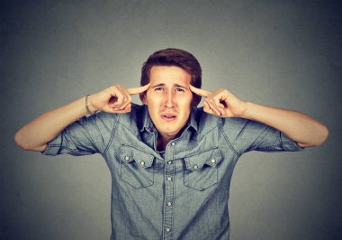 kızgın adam tapınak karşı parmağıyla işaret deli misin sen?