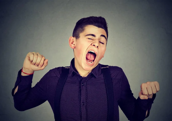 Sleepy man gapende stretching terug. Slaap deprivatie concept — Stockfoto