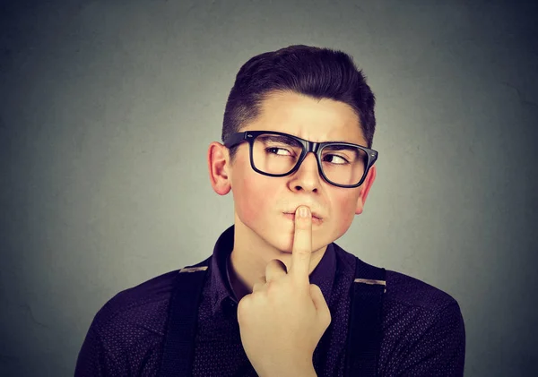 Ragazzo riflessivo isolato su sfondo grigio — Foto Stock