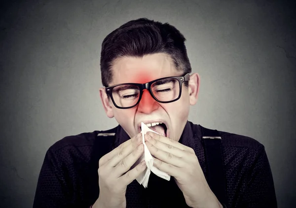 Hombre con estornudos fríos en tejido — Foto de Stock