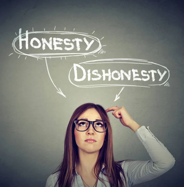 Vrouw maken een besluit eerlijkheid vs oneerlijkheid — Stockfoto