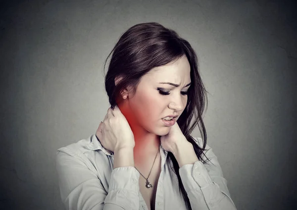 Wirbelsäulenerkrankungen. Frau massiert schmerzenden Hals in Rot — Stockfoto