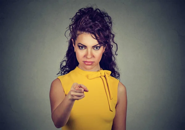 Retrato de uma mulher apontando o dedo para você — Fotografia de Stock