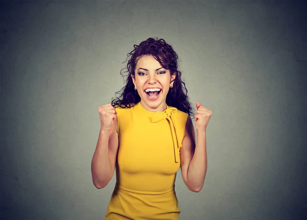 Succesvolle vrouw met vuisten gepompt vieren succes — Stockfoto