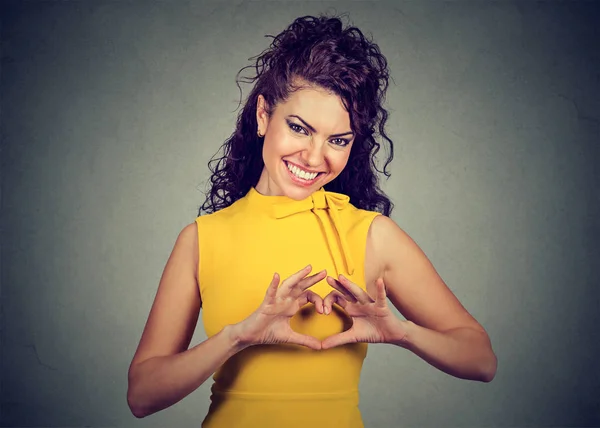 微笑着快乐幸福的女人制作的心标志与手 — 图库照片