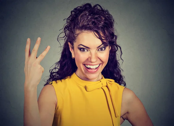 Mujer dando una señal de tres dedos con la mano — Foto de Stock