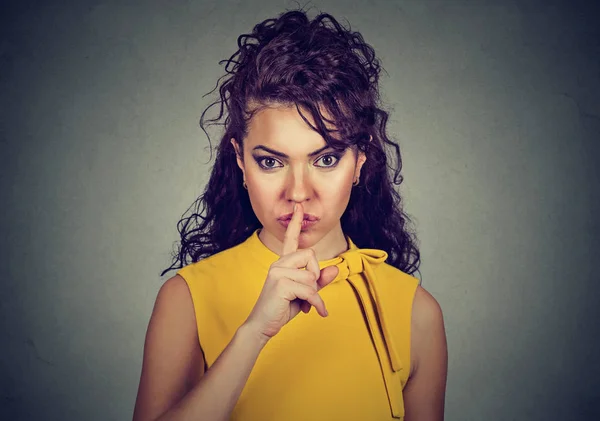 Mujer secreta con el dedo en los labios pidiendo shh, tranquilo — Foto de Stock