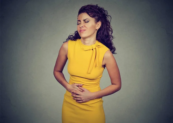 Kvinna med händerna på magen har dålig värk smärta — Stockfoto
