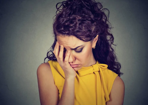 Deprimida triste mujer inclinada cabeza en la mano —  Fotos de Stock