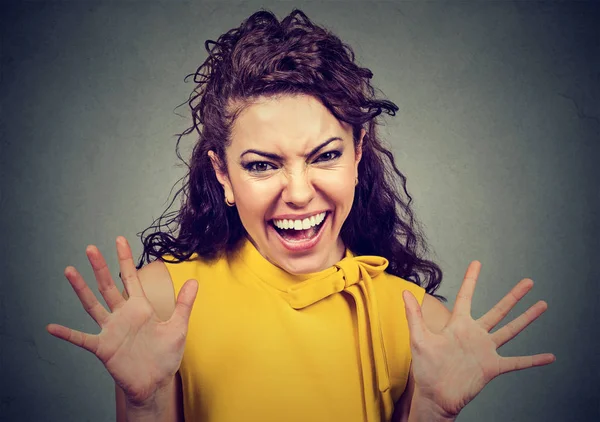 Rapariga alegre. Mulher muito feliz gritando — Fotografia de Stock