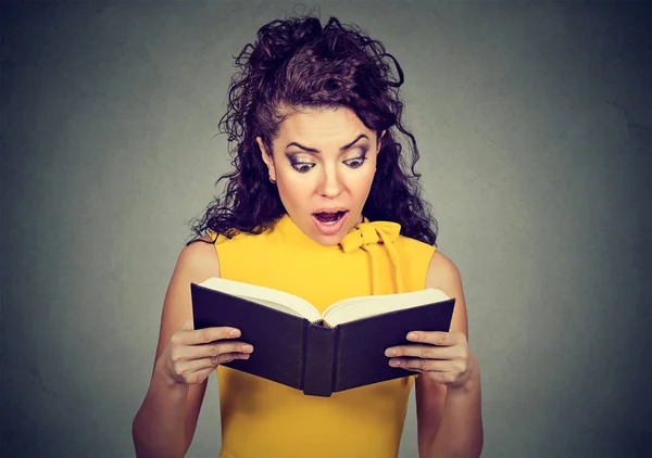 Mujer sorprendida leyendo un libro —  Fotos de Stock