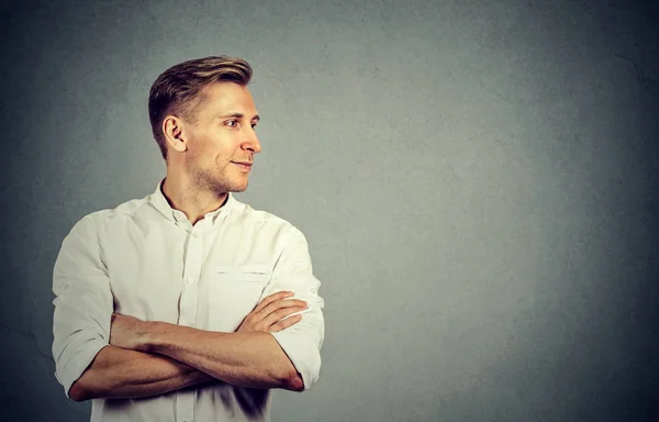 Seitenprofil junger Mann, der auf seine Seite schaut — Stockfoto