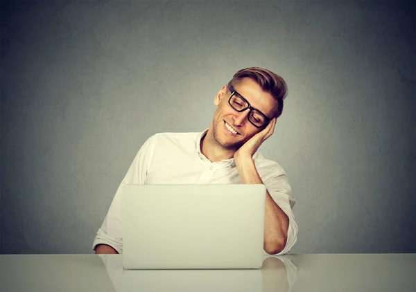 Zadowoleni z pracy człowiek siedzi przed komputerem laptop — Zdjęcie stockowe