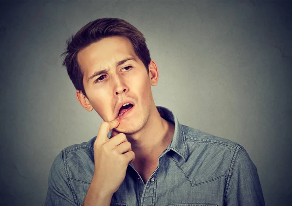 Portret van een verward perplex man — Stockfoto