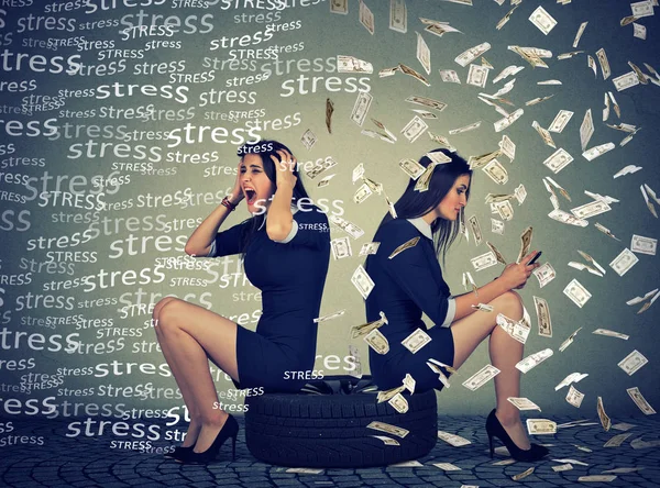 Vrouwen zitten op band gestresst en succesvol geld de regen — Stockfoto