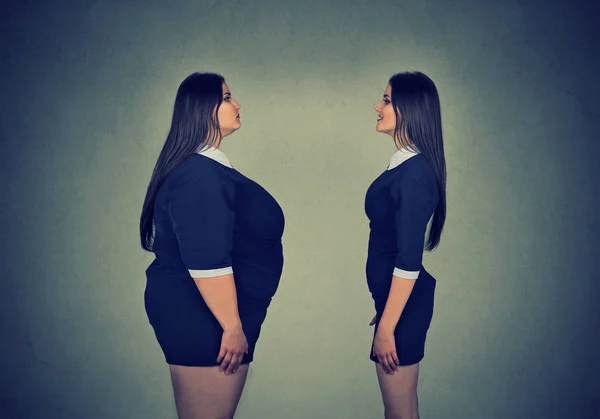 Толстая девушка перед зеркалом