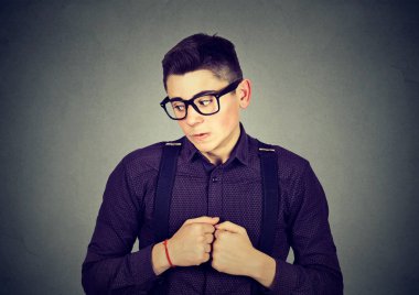 adam hoş olmayan garip durum endişeyle eli ile oynar 