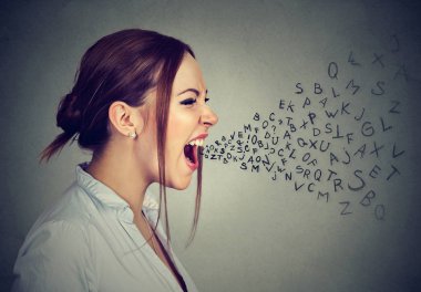 Öfkeli kadın ağzından uçan alfabesi harfleri ile çığlığı 