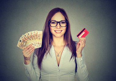 kredi kartı ve nakit euro banknot gösteren holding alışveriş kadın