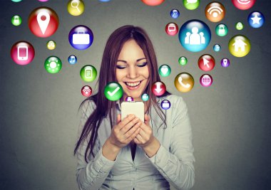 Smartphone uygulama simgeleri ekran dışarı uçan kullanan kadın 
