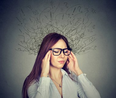 Stresli kadın baş ağrısı olan yüz ifadesi korkar mı 