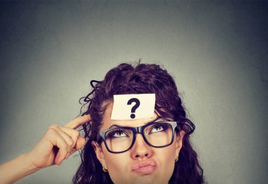 Soru işareti ararken düşünme çapraşık kadınla 