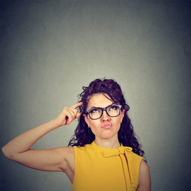 Karışık şüpheci kadın ararken düşünme 