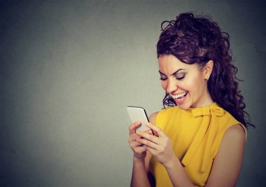Hoş muhabbet akıllı telefon kısa mesaj yazarak kadın 