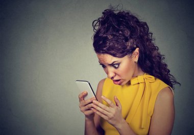 Cep telefonunuzla yüz ifadesi çapraz bakarak şok kadın