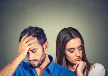 üzgün genç çift erkek ve kadın baktığını vurguladı 