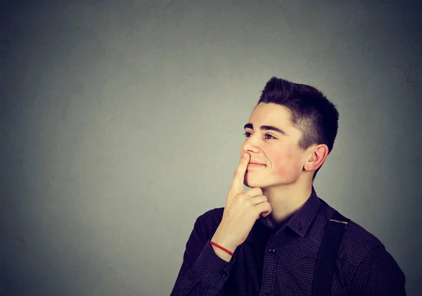 Retrato de un joven guapo pensando —  Fotos de Stock