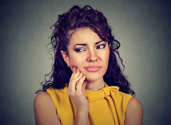 Kvinna med känsliga tand värk crown problem på att gråta av smärta — Stockfoto