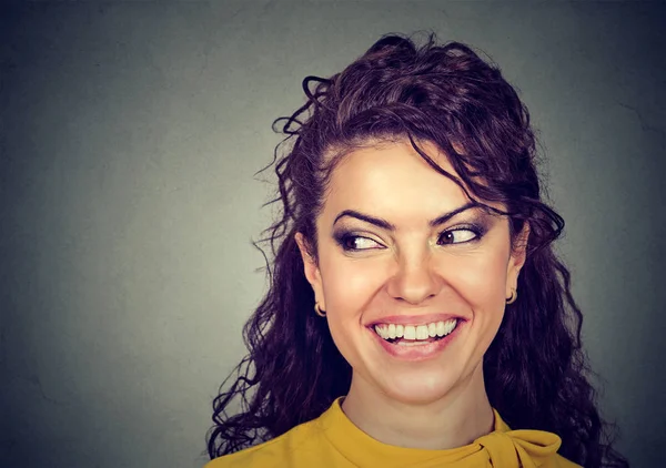 Gelukkige vrouw die lacht op zoek naar de kant — Stockfoto