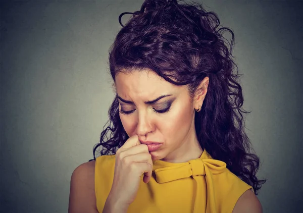 Depressive, traurige Frau lehnt sich mit dem Kopf auf die Hand — Stockfoto