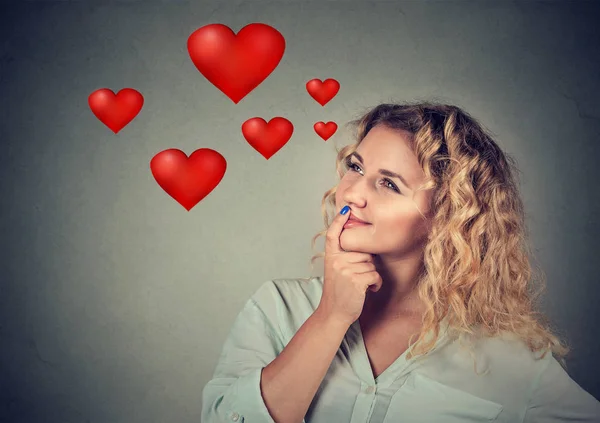 Glückliche junge verliebte Frau träumt von Romantik — Stockfoto