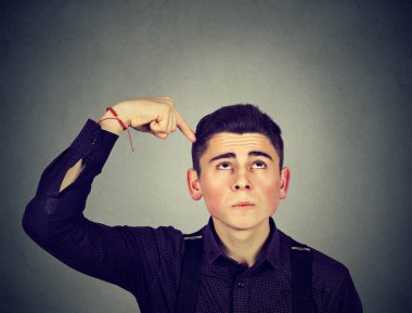 Tırmalamak baş ararken bir şey hakkında düşünme, dostum