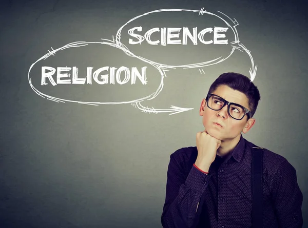 Homme réfléchi qui se décide science ou religion — Photo