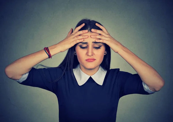 Joven mujer preocupada tiene dolor de cabeza — Foto de Stock