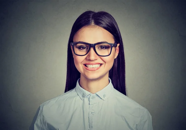 Closeup jonge vrouw, het dragen van bril, tonen toothy glimlach — Stockfoto