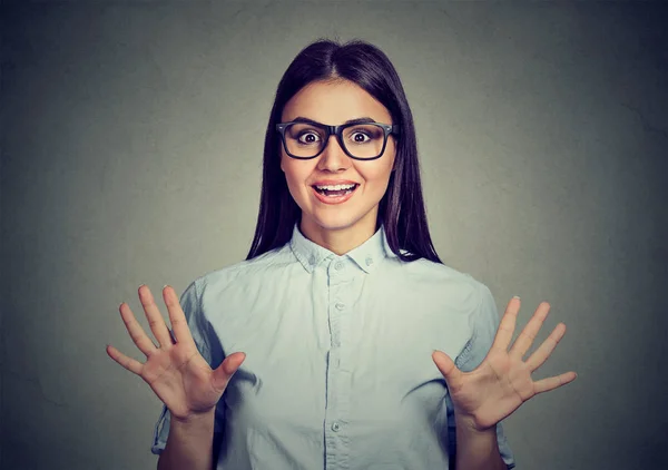 Surprised young woman shouting. Looking at camera — Stock Photo, Image