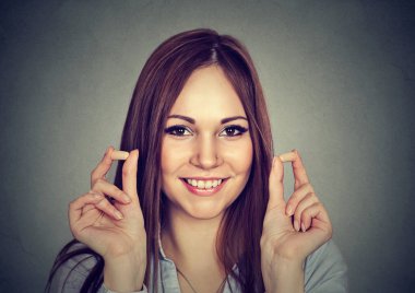 Gürültü kontrolü. Portre genç kadın holding kulak tıkacı 