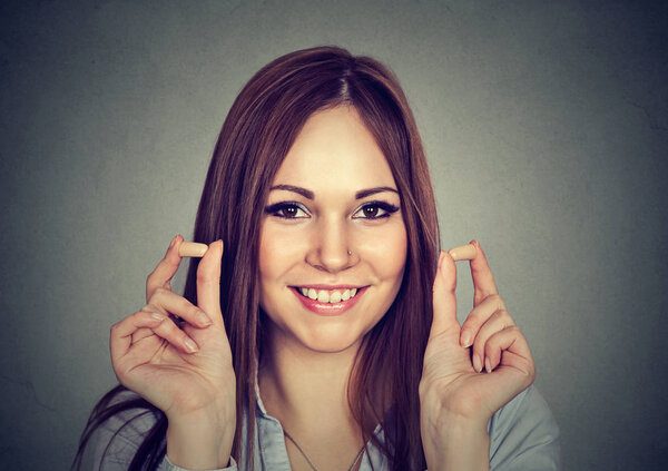 Контроль шума. Портрет молодой женщины с затычками для ушей
 