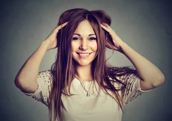 Retrato hermosa mujer joven perforada — Foto de Stock